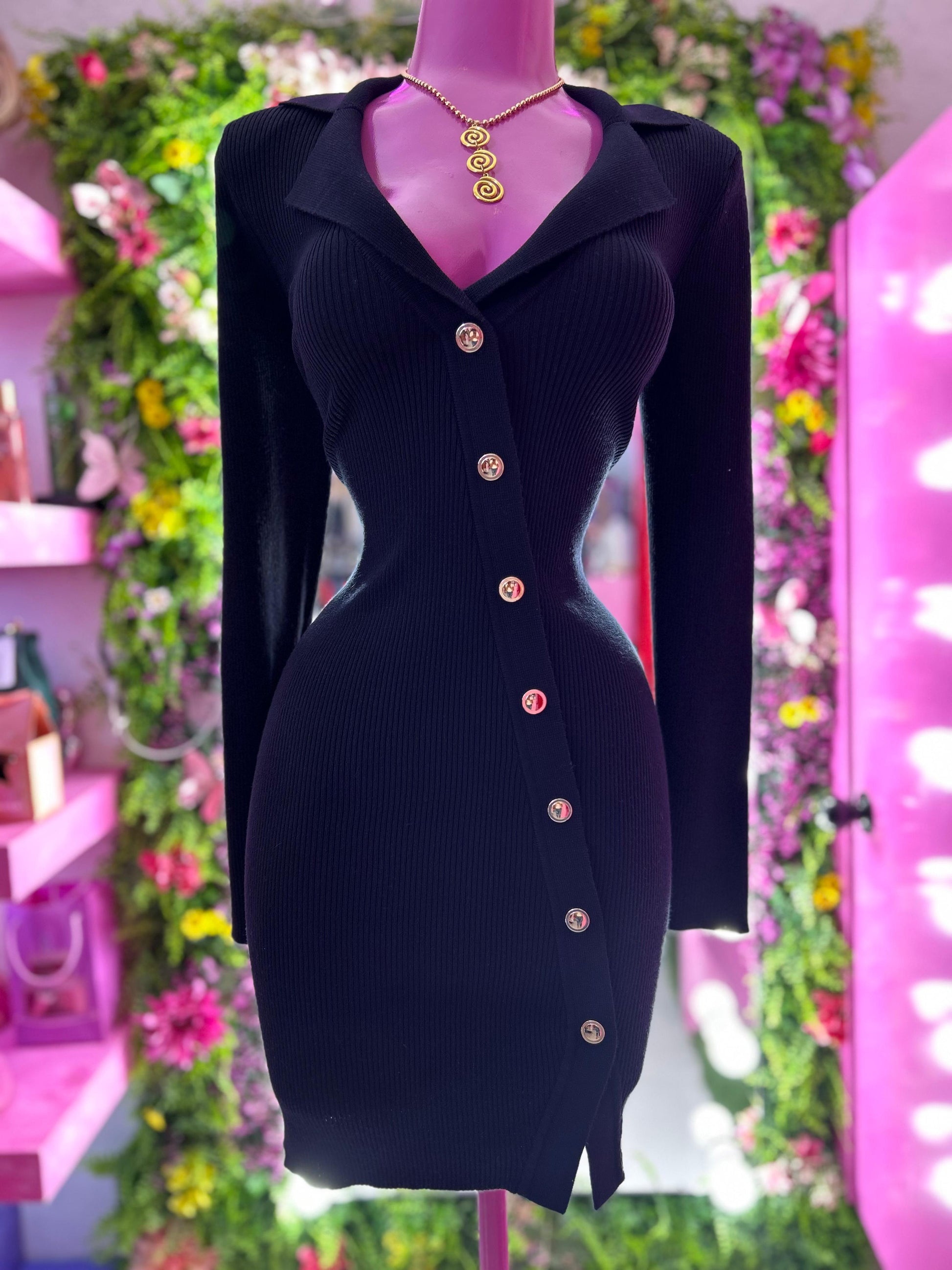 Vestido negro con botones dorados