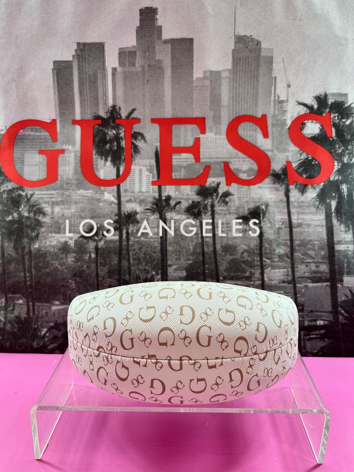 Estuche blanco con café para lentes “Guess”