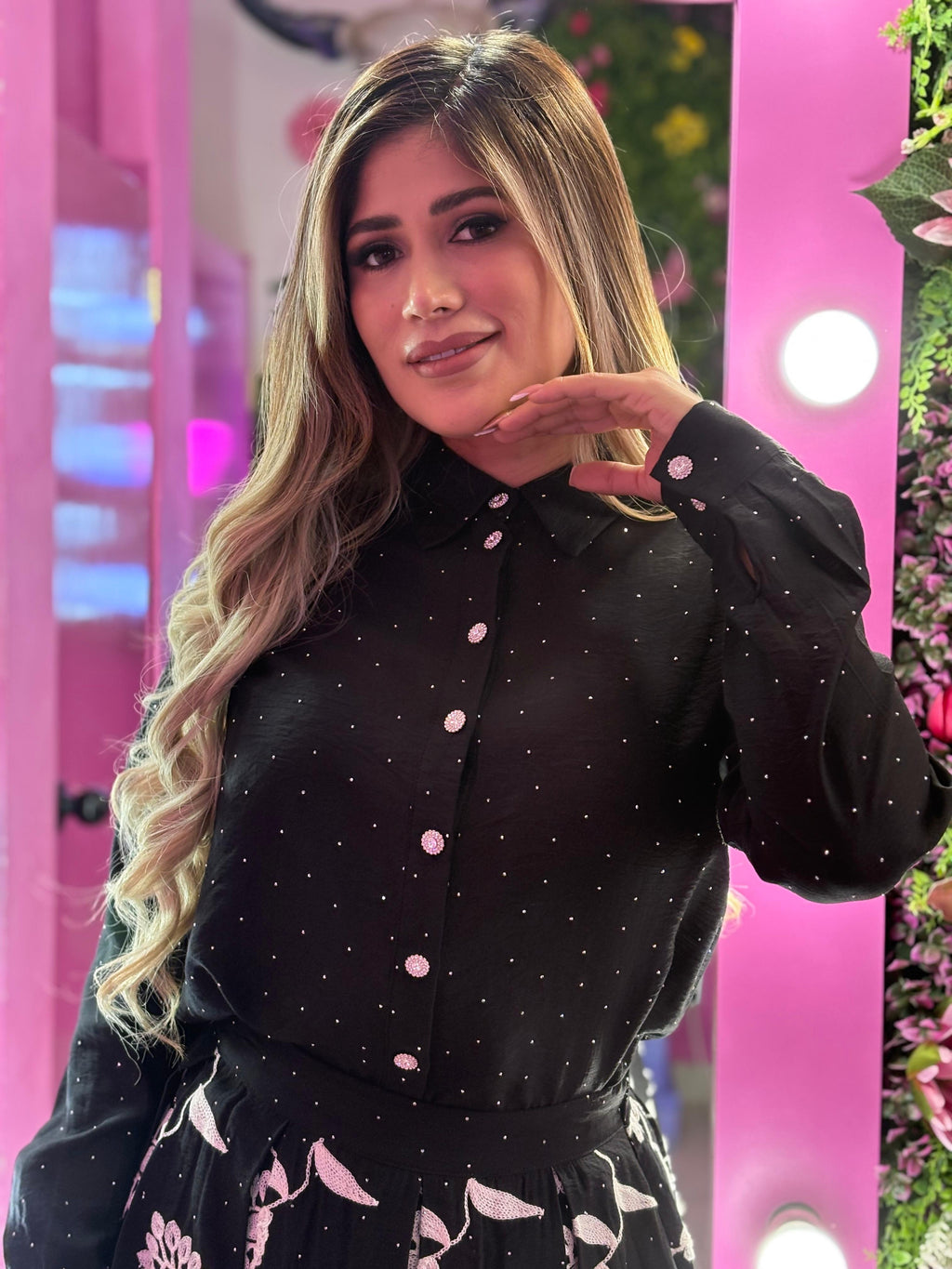 Set negro con brillos y bordado blanco