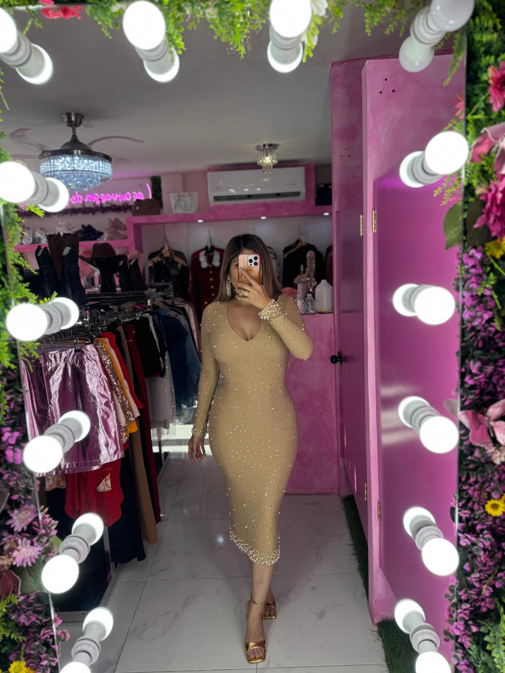 Vestido dorado con perlas y brillos