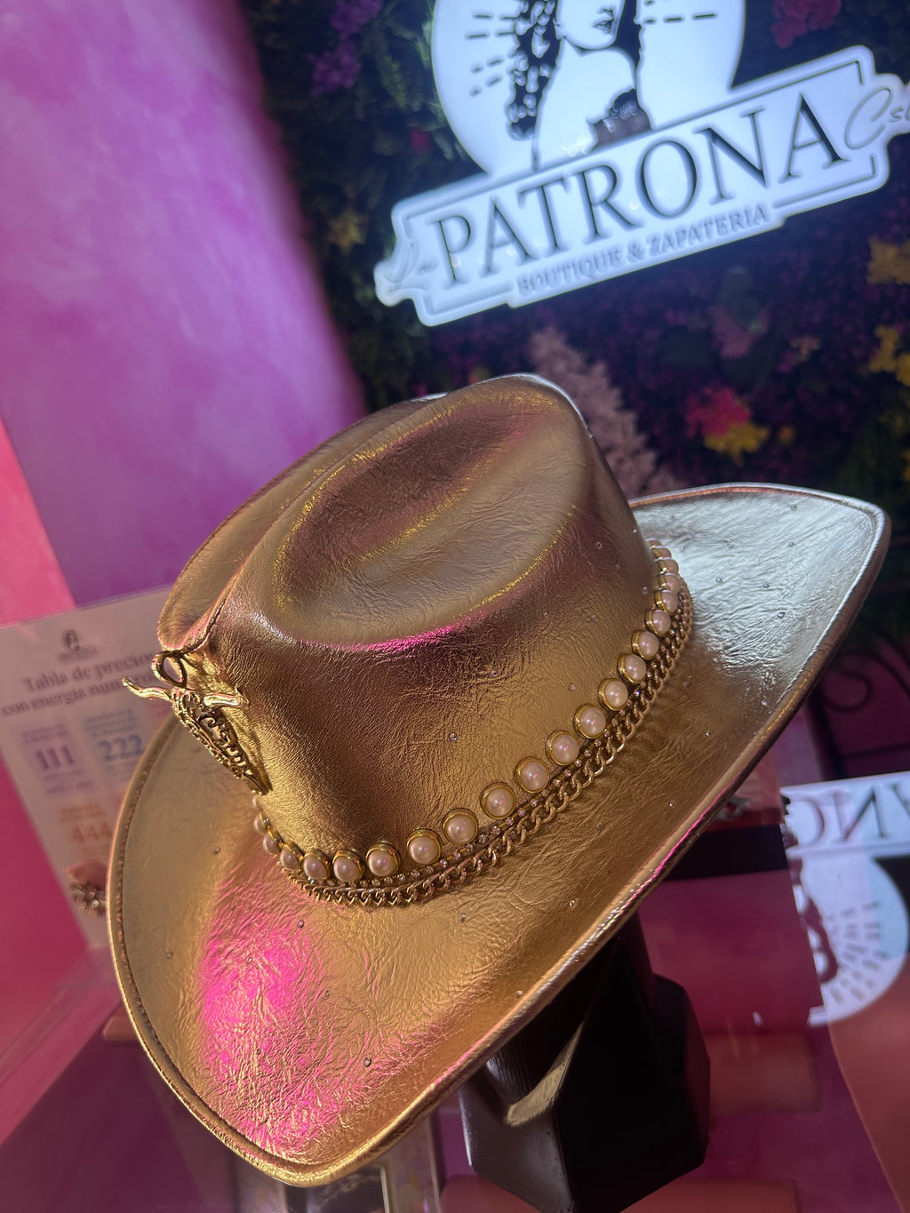 Sombrero dorado con cuernuda