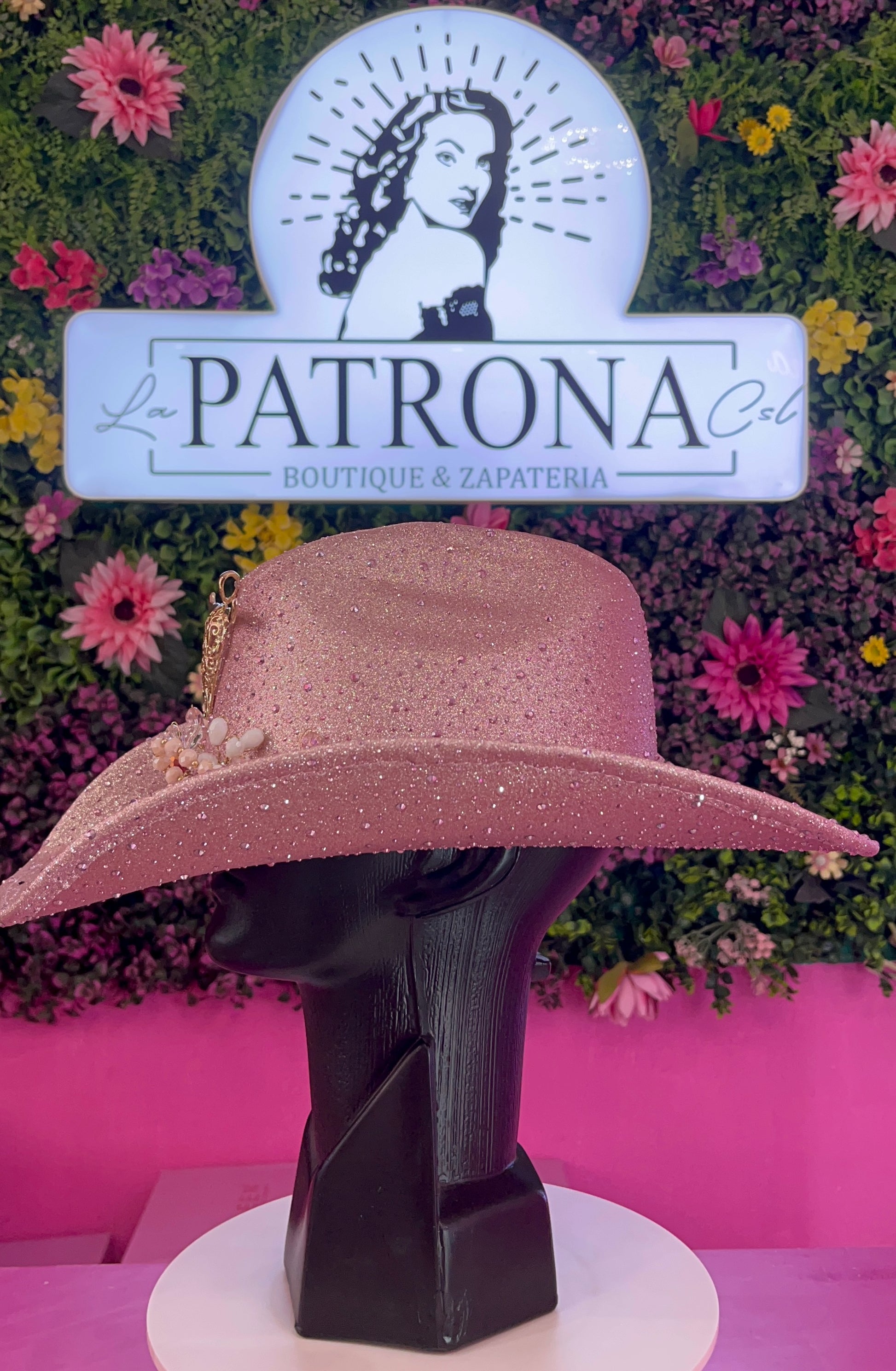 Sombrero rosa brillos con apliques flores y cuernuda