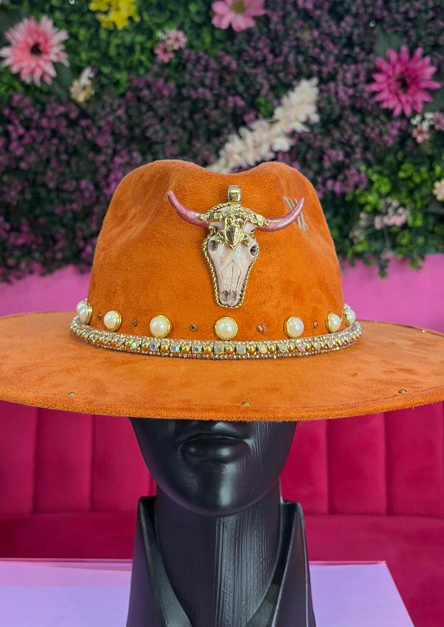 Sombrero naranja de gamuza cornuda