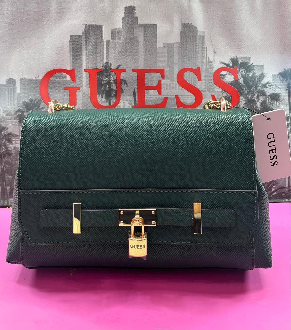 Bolsa verde con herrajes dorados GUESS