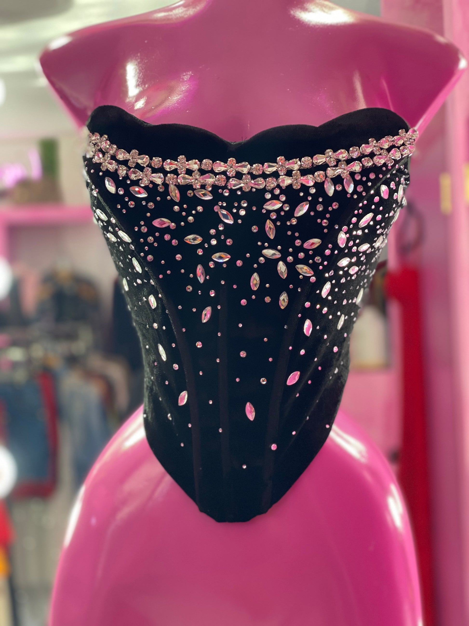 Corset de corazón negro y rojo