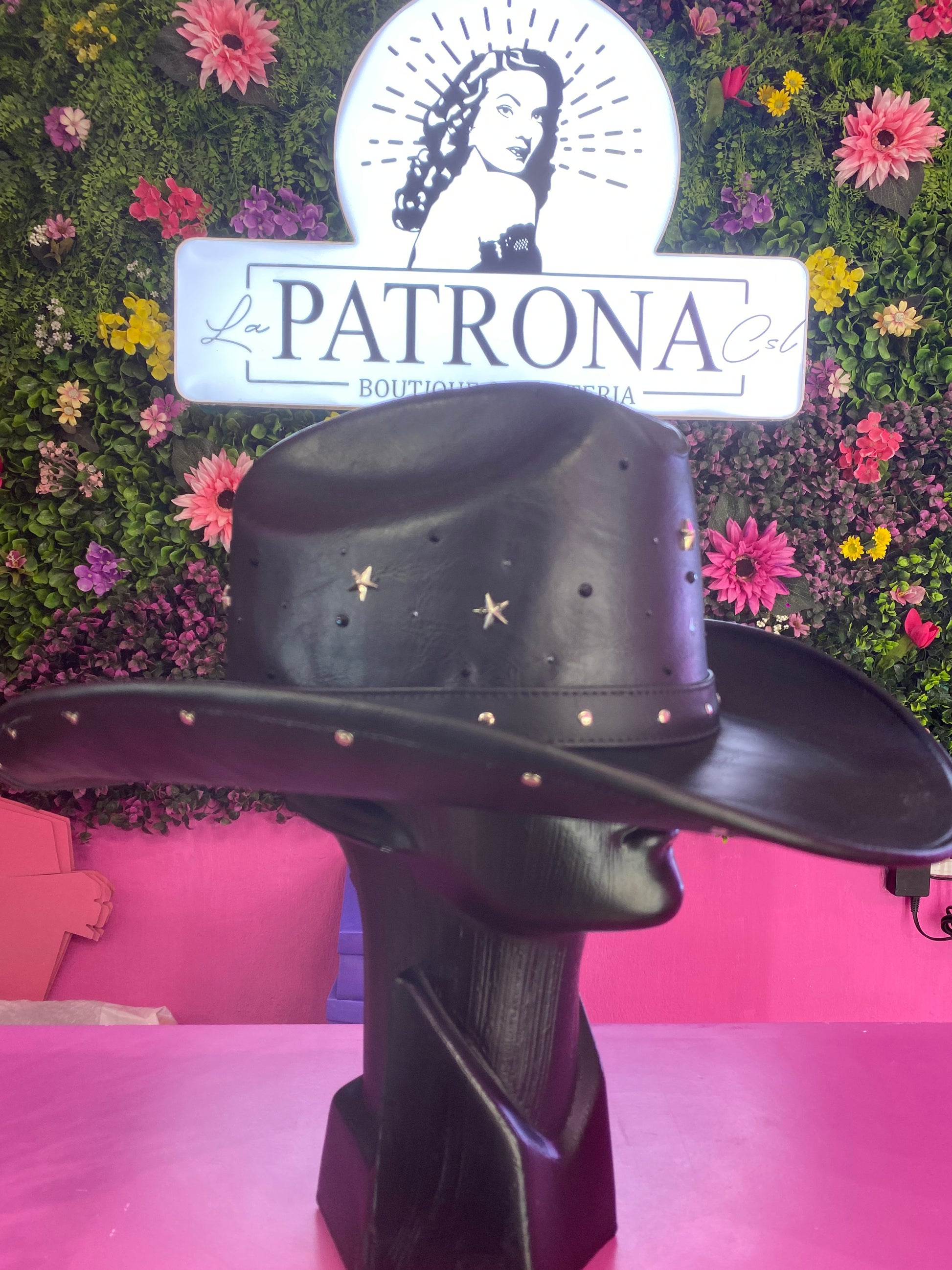 Sombrero negro de vinipiel con estrellas