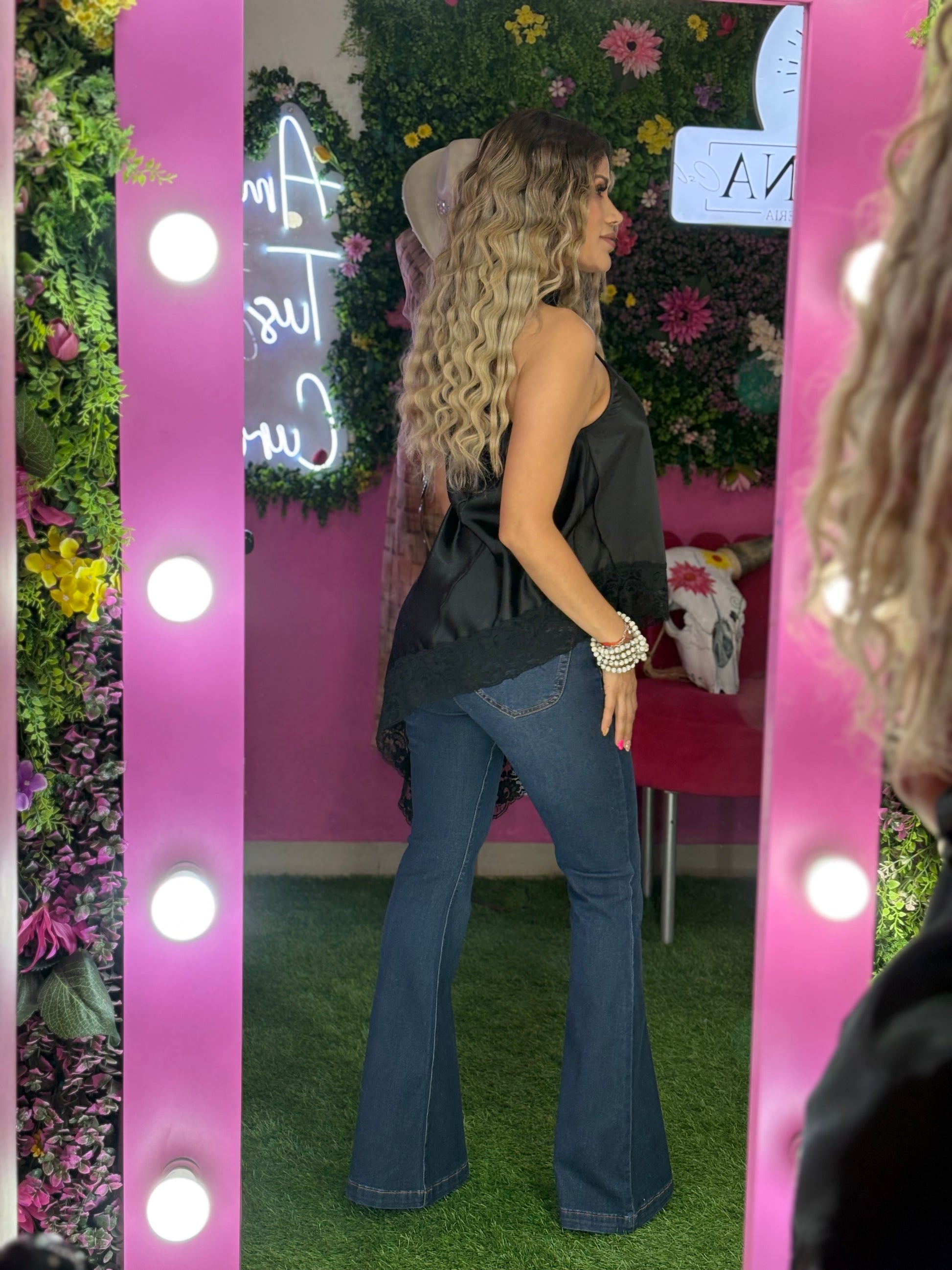 Blusa negra asimétrica cuello halter