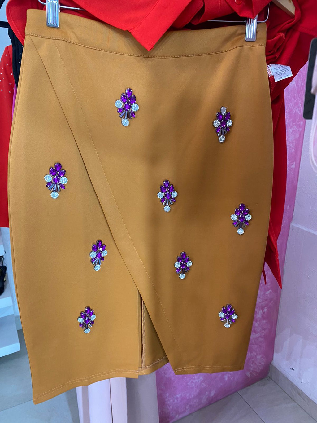 Falda café con apliques