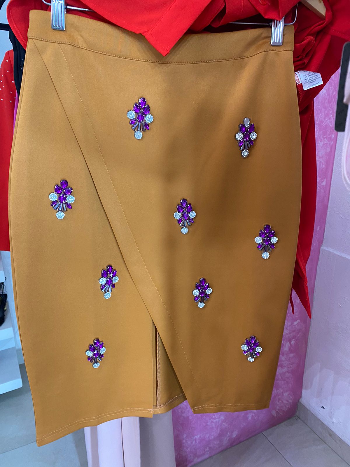 Falda café con apliques
