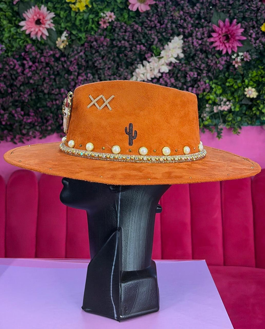 Sombrero naranja de gamuza cornuda