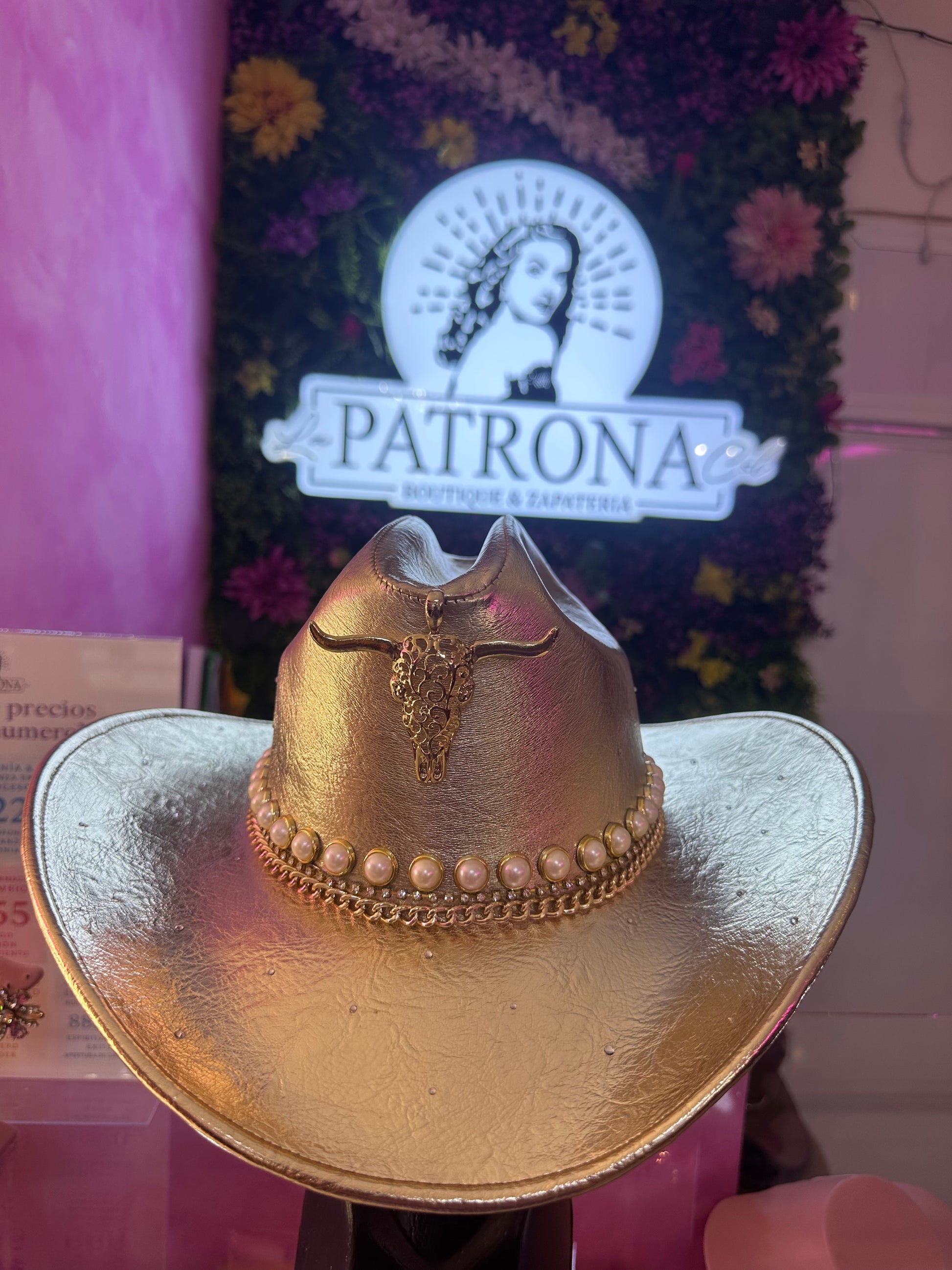 Sombrero dorado con cuernuda