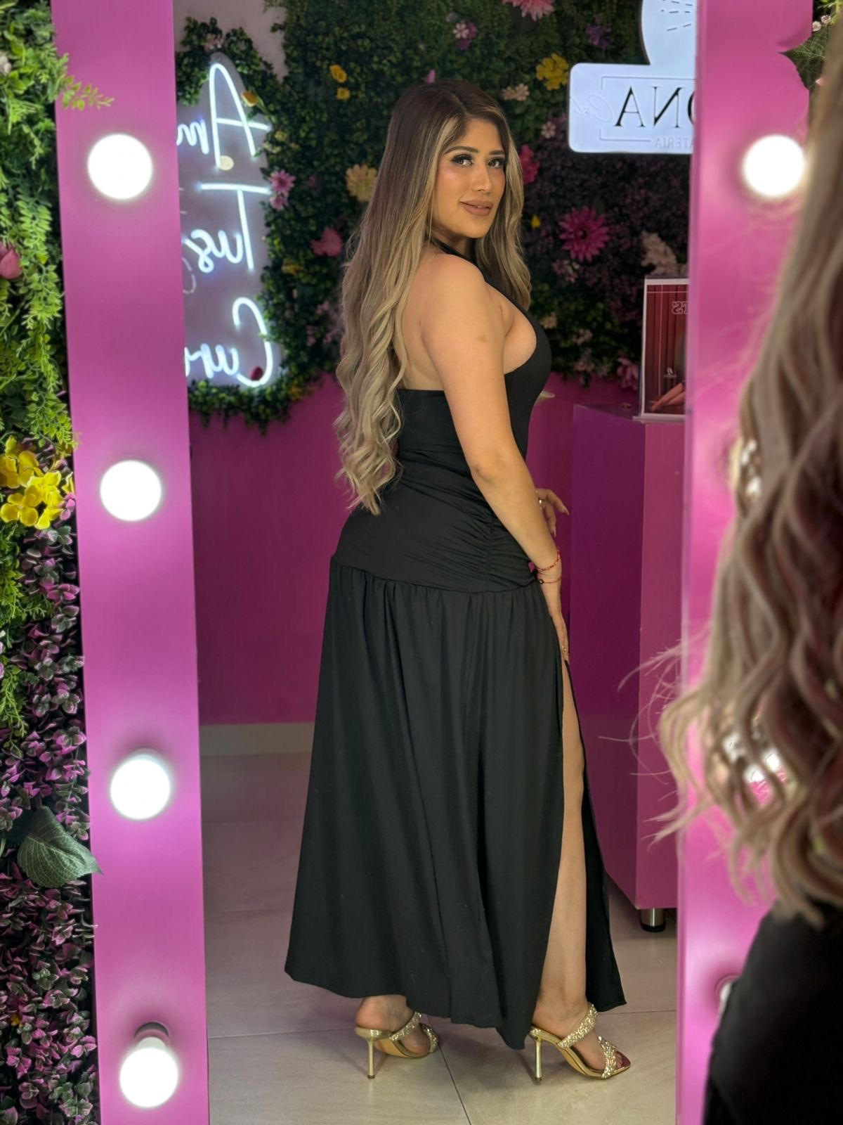 Set negro con flor dorada