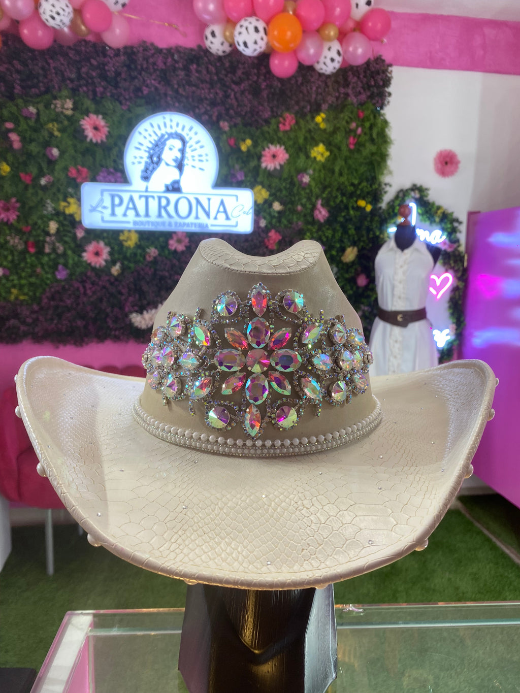 Sombrero beige con tocado tornasol