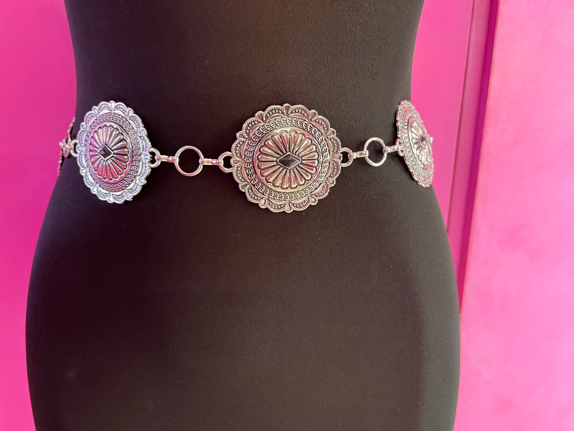 Cinto plateado flor con piedra negra