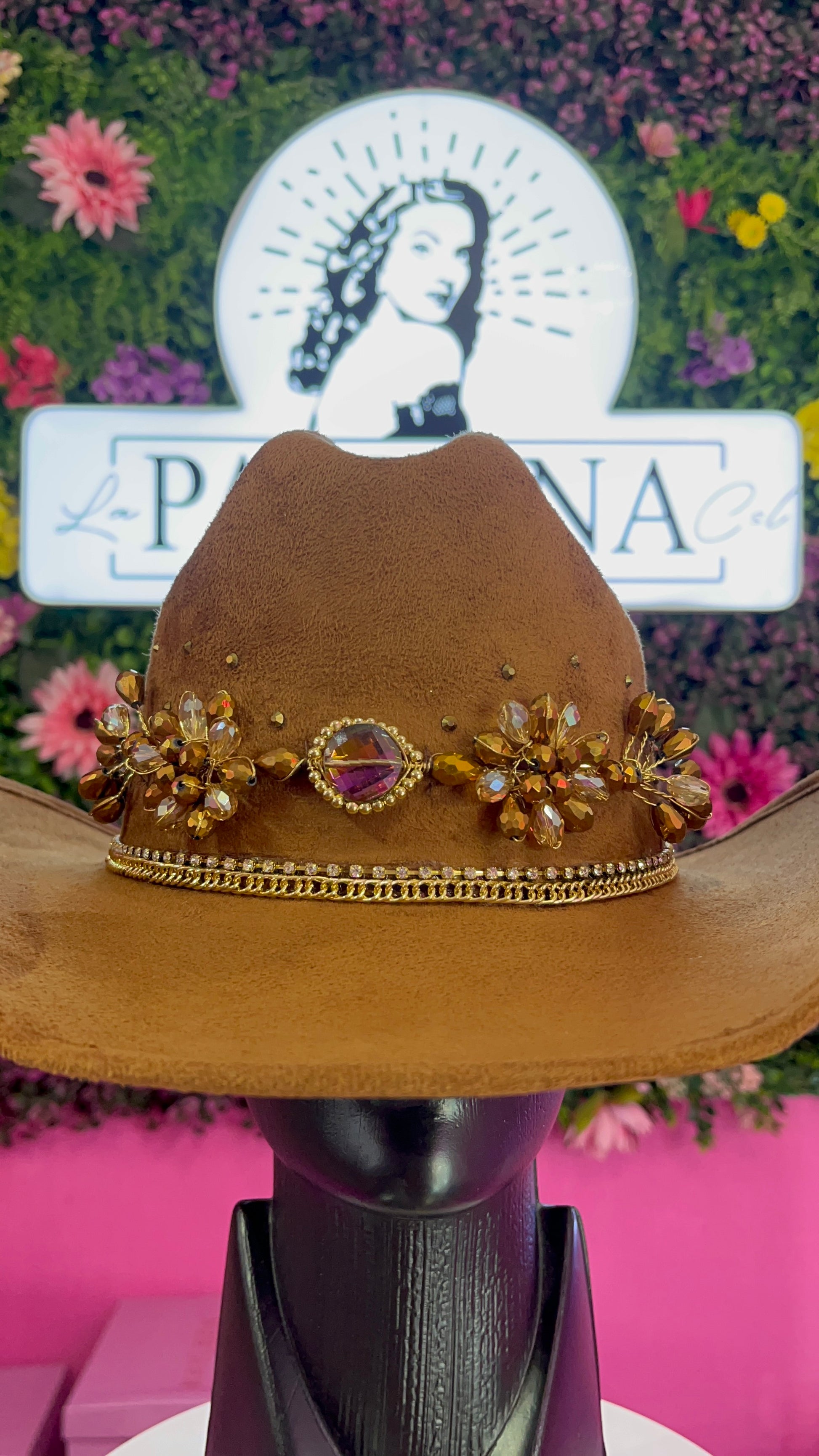 Sombrero camel con apliques gamuza