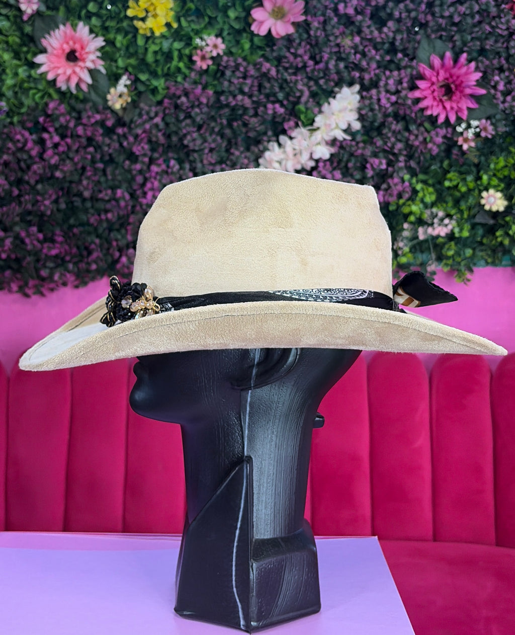 Sombrero beige gamuza de corazón con pañoleta negra