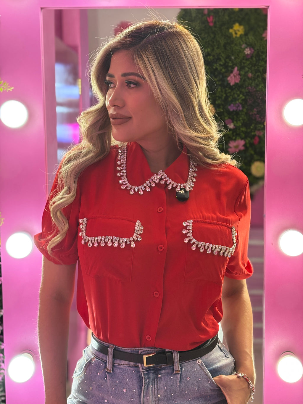 Camisa roja con apliques plateados