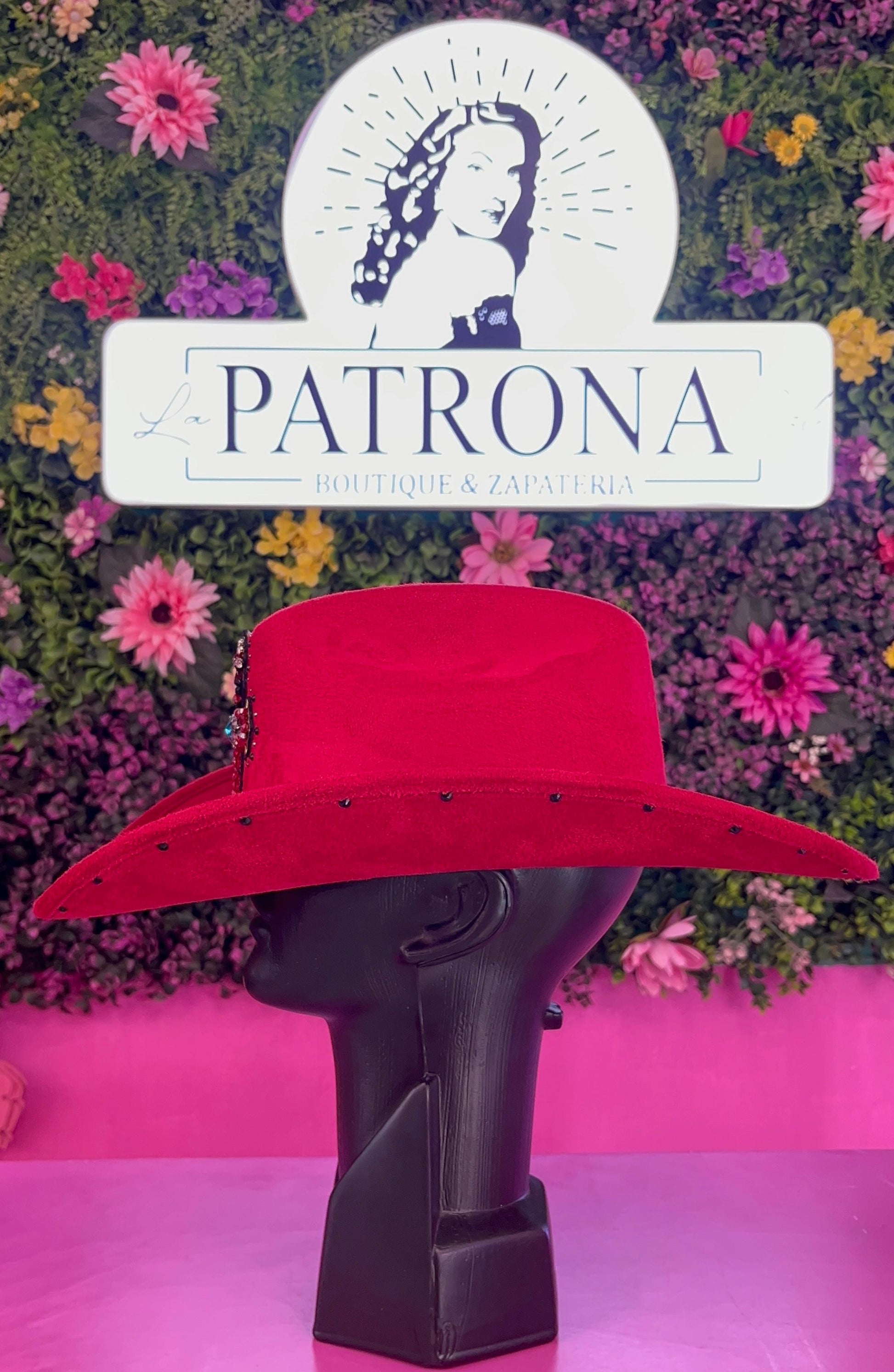 Sombrero rojo de gamuza con brillos negros