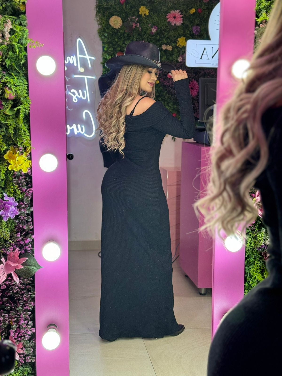 Vestido negro corte campesino  manga larga con botones enfrente