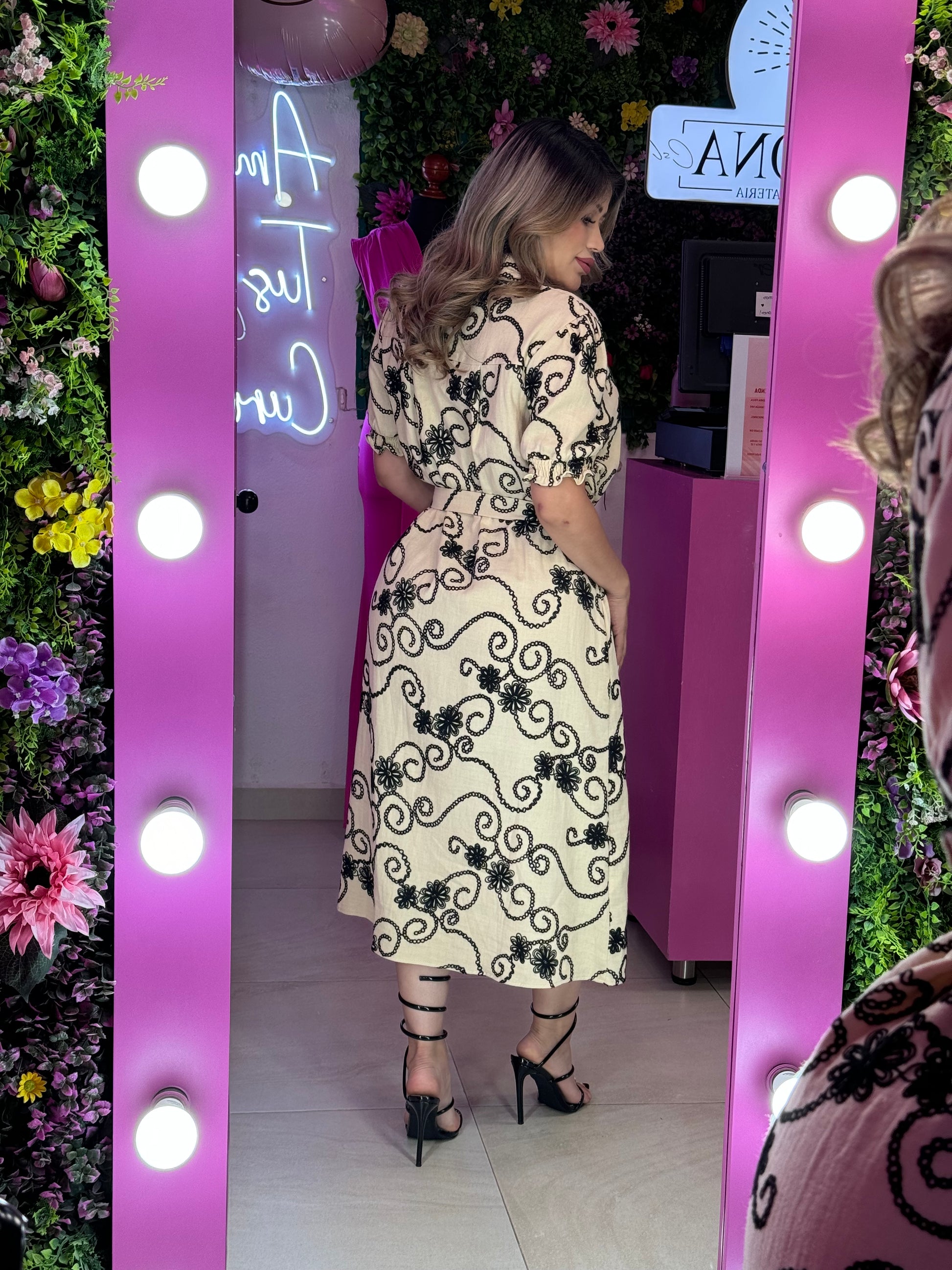 Vestido beige con flores negras