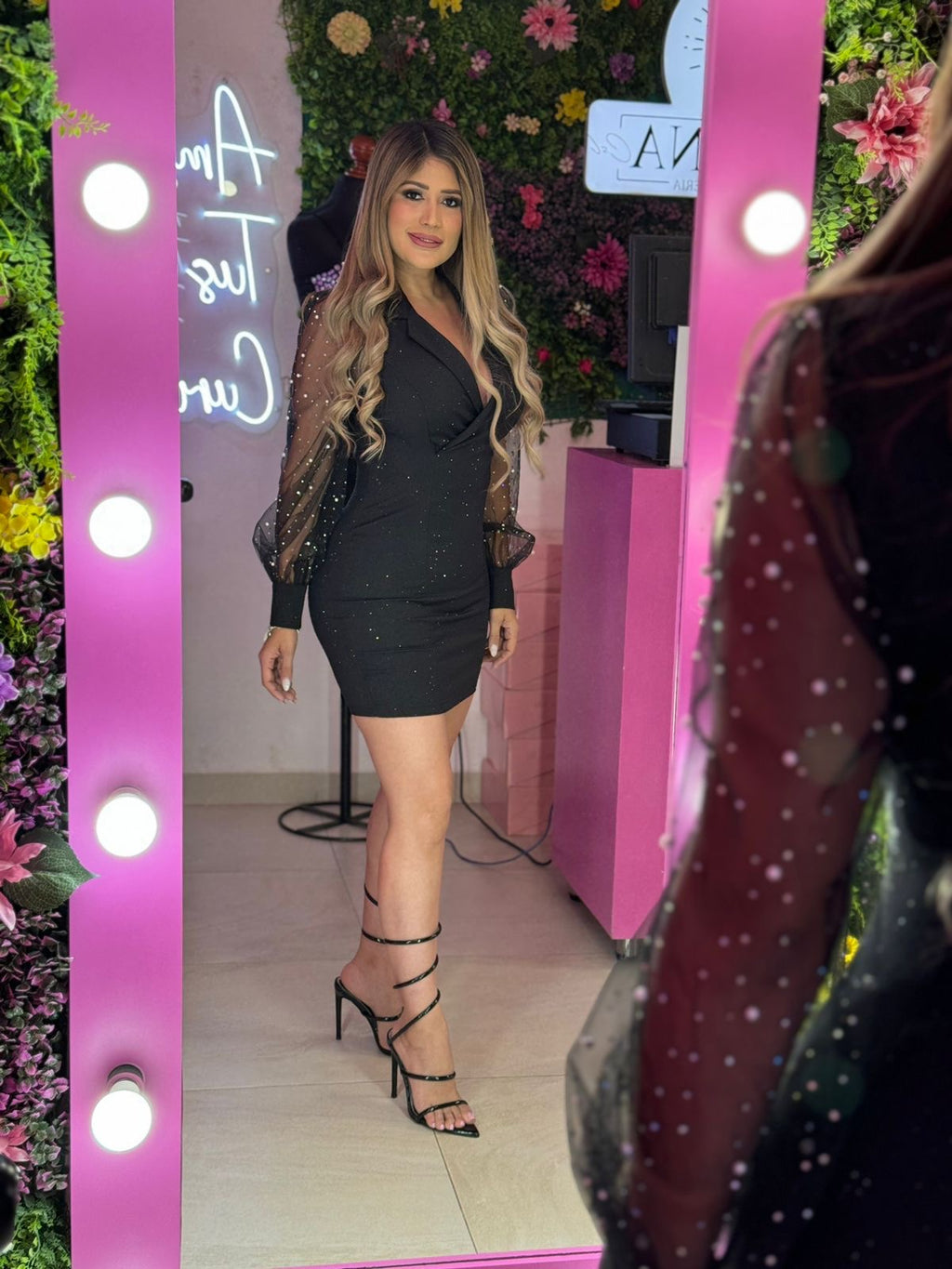 Vestido negro corto con perlas y brillos en las mangas