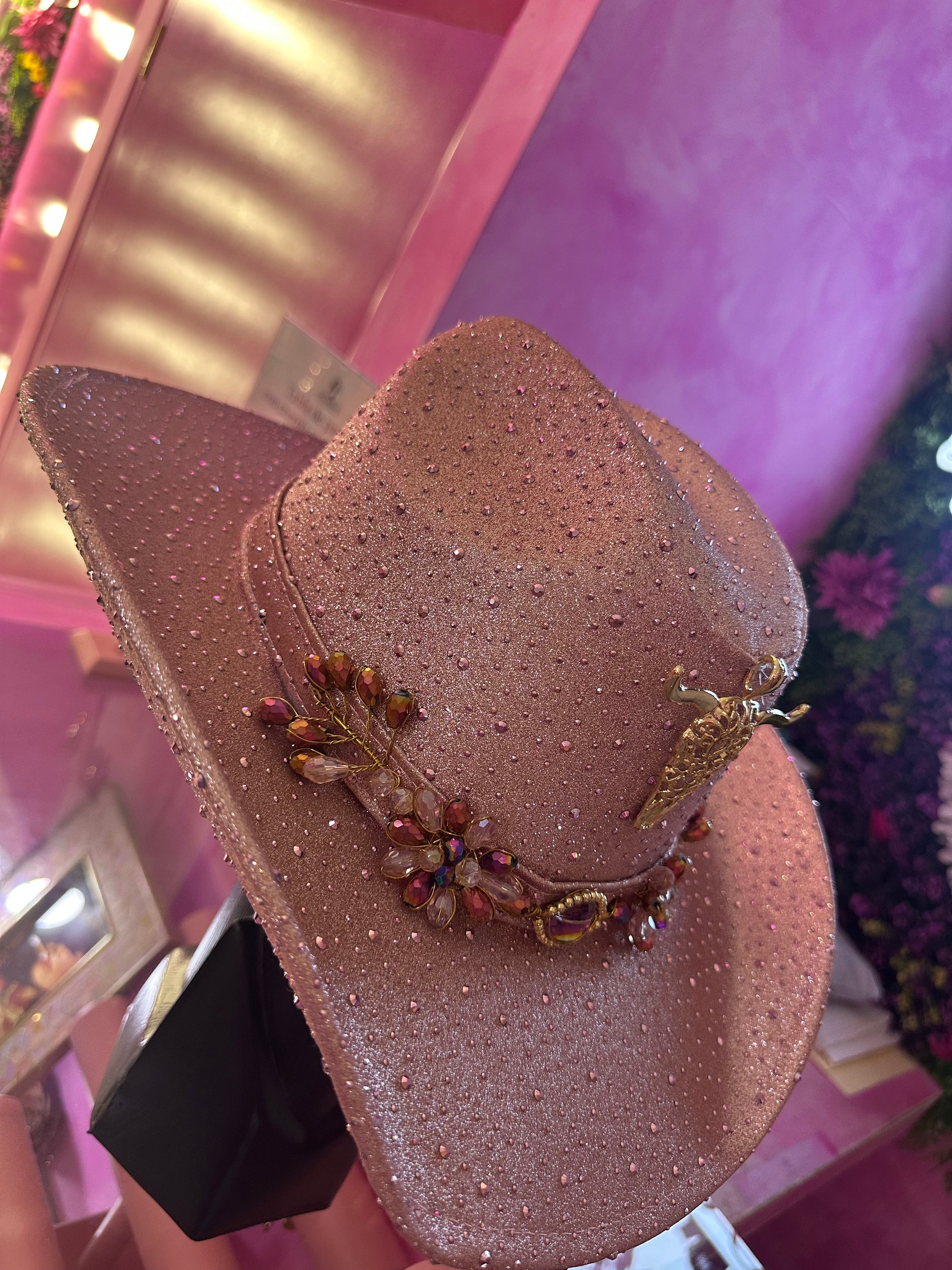 Sombrero rosa con pedrería y cuernuda