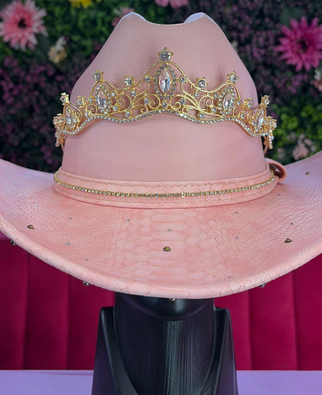 Sombrero rosa con corona