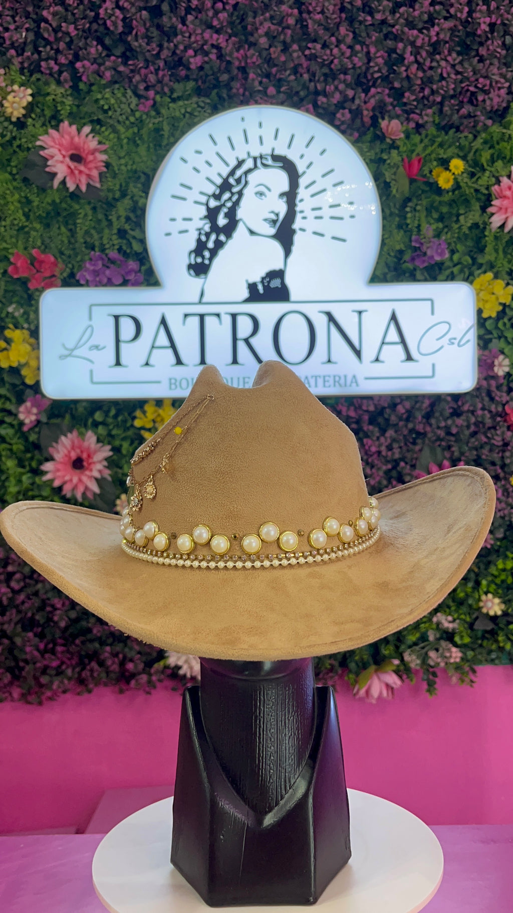 Sombrero beige decorado gamuza