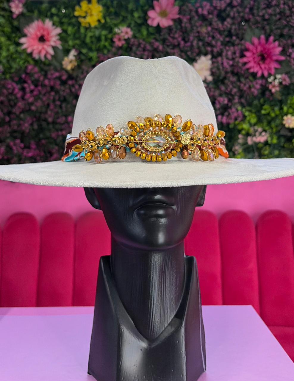 Sombrero color hueso con pañoleta de colores