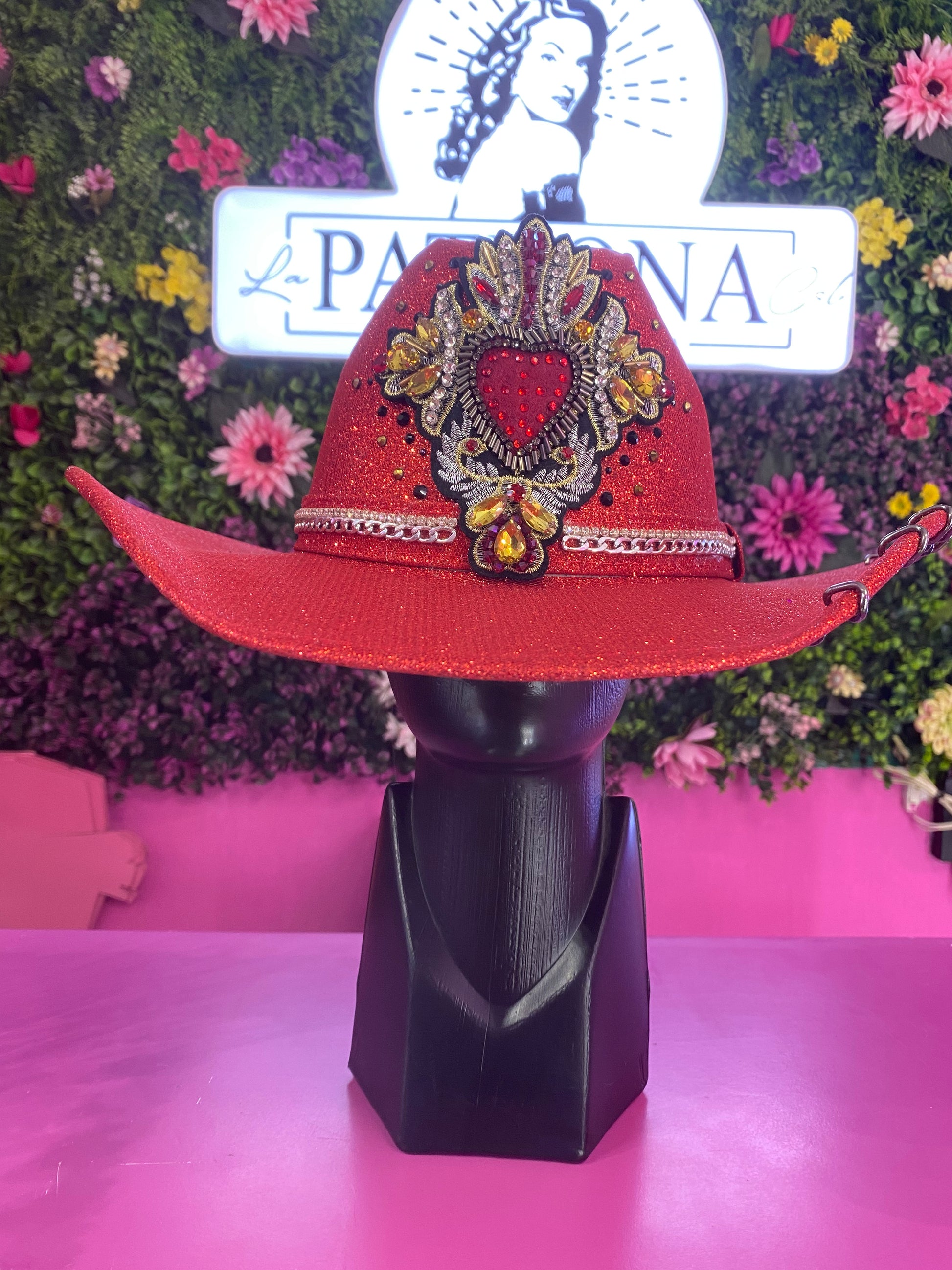 Sombrero rojo de glitter con corazón