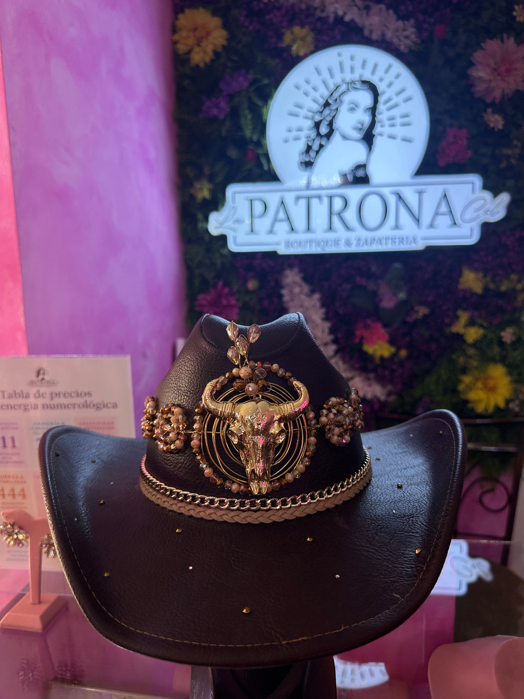 Sombrero chocolate con cuernuda
