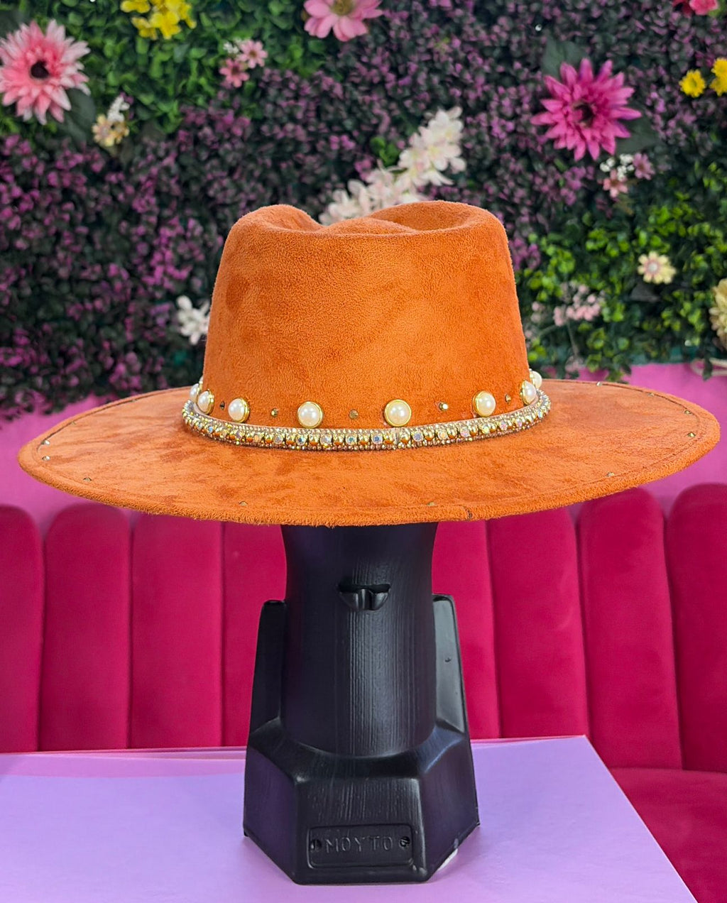 Sombrero naranja de gamuza cornuda