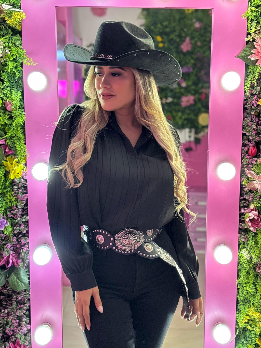 Camisa negra satinada con rayas