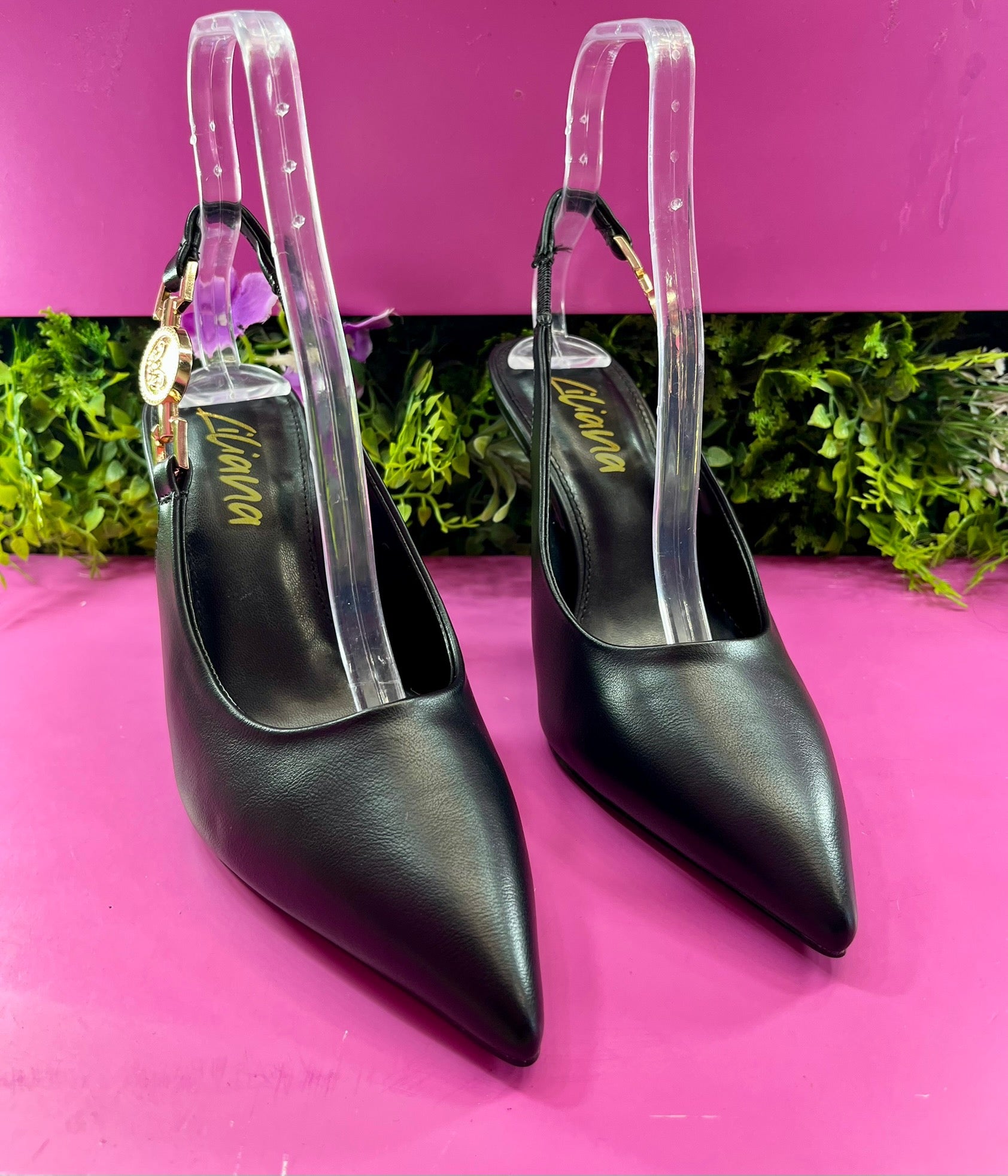 Zapatilla negra detalle dorado