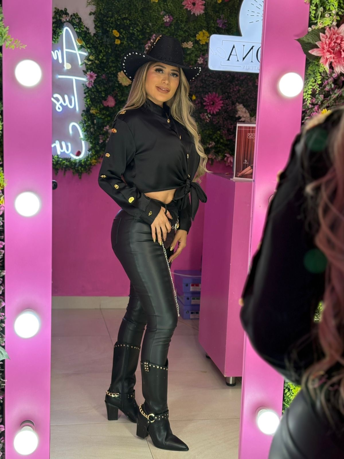Blusa de satin negra botones dorados