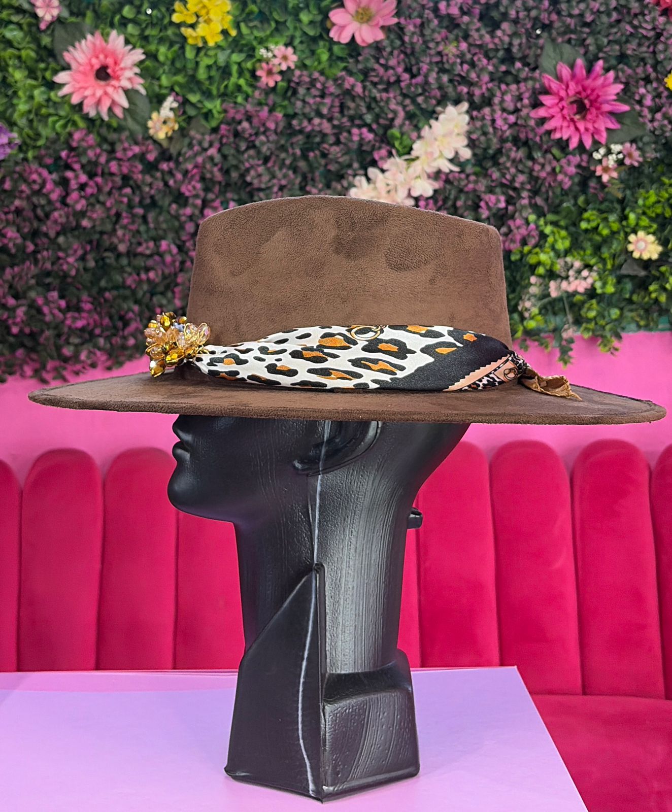 Sombrero café con pañoleta animal Print
