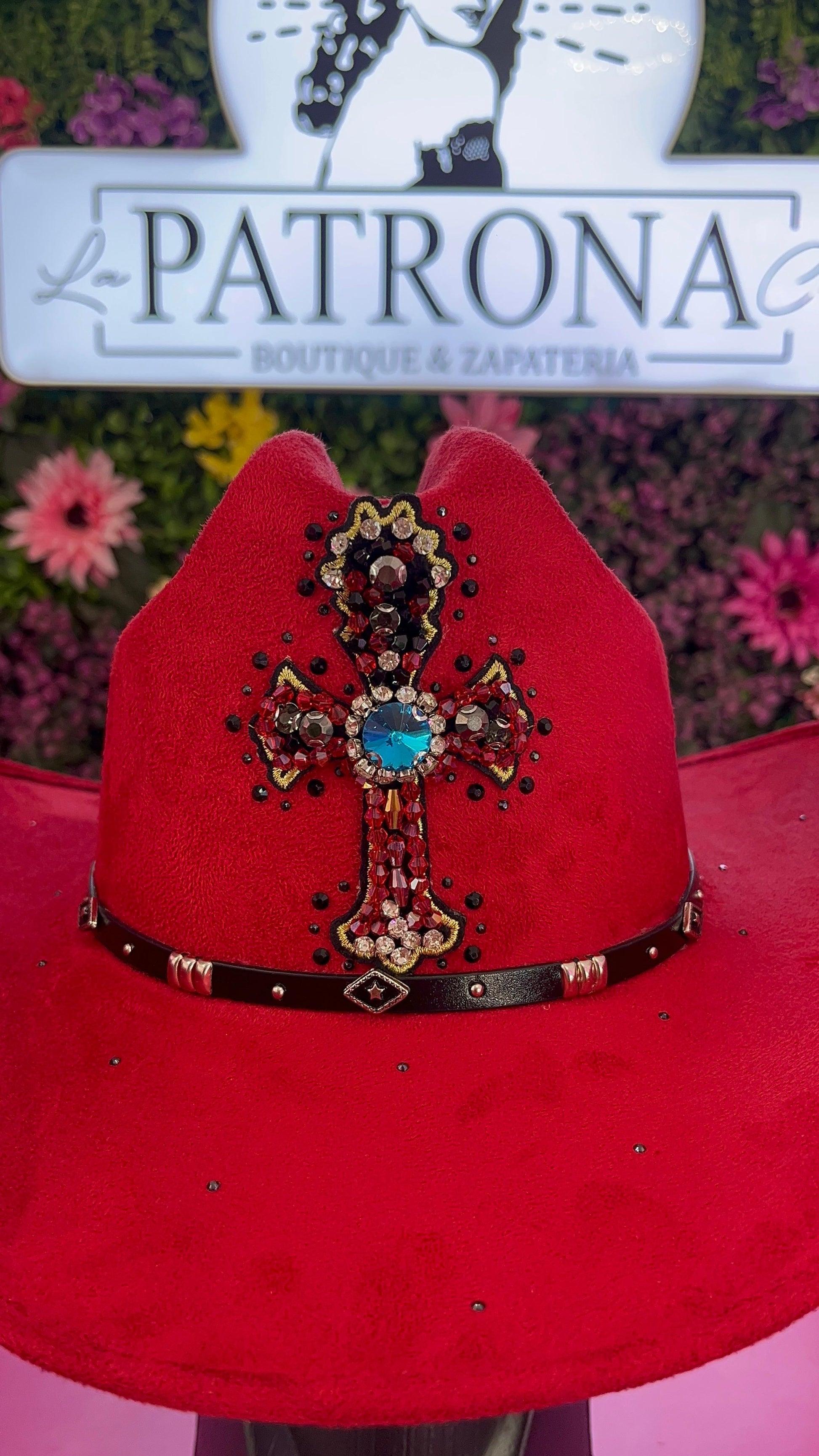 Sombrero rojo de gamuza con brillos negros