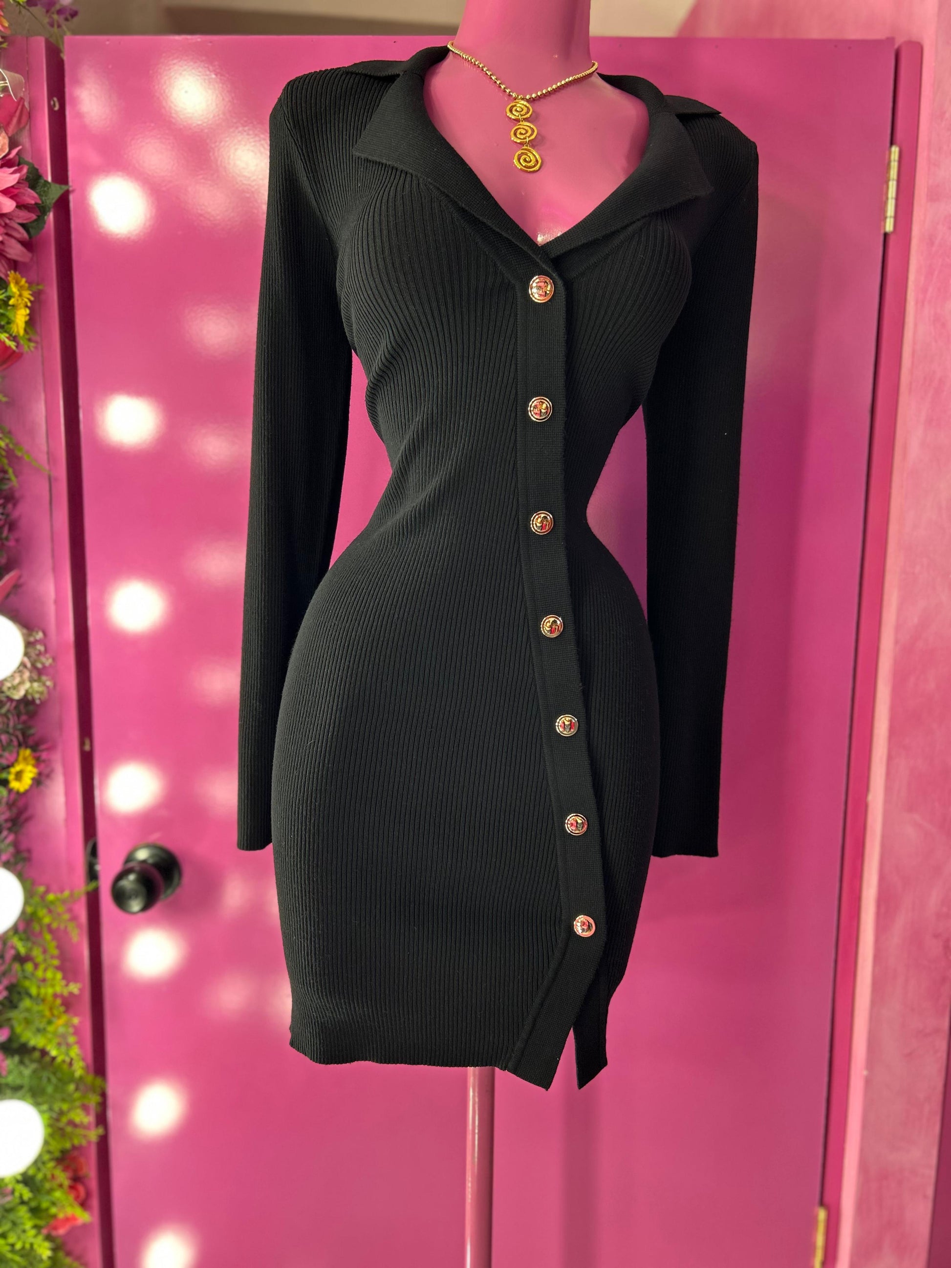 Vestido negro con botones dorados