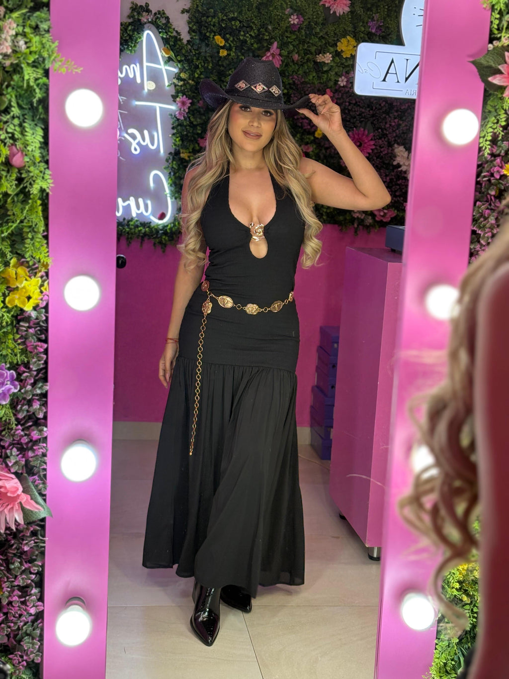 Vestido negro con escote