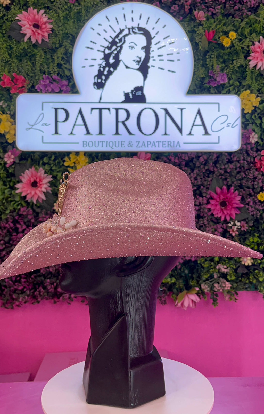 Sombrero rosa con pedrería y cuernuda