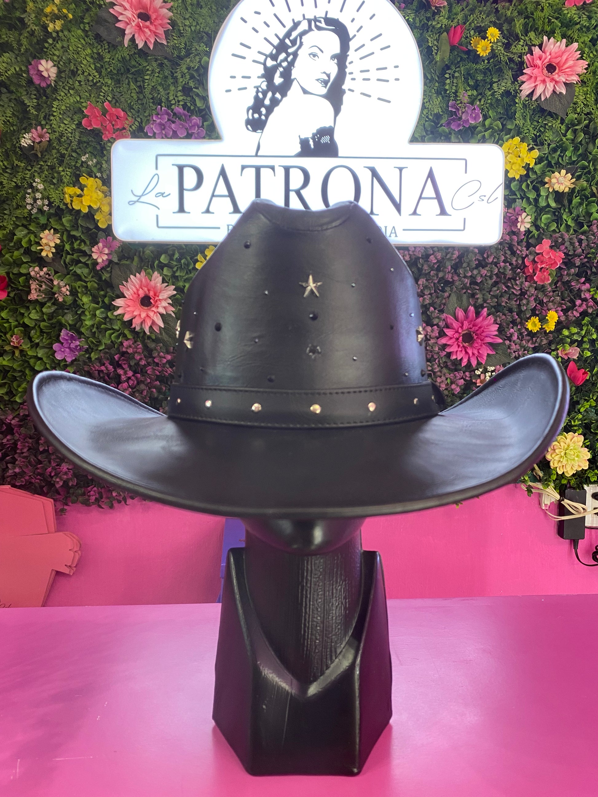 Sombrero negro de vinipiel con estrellas