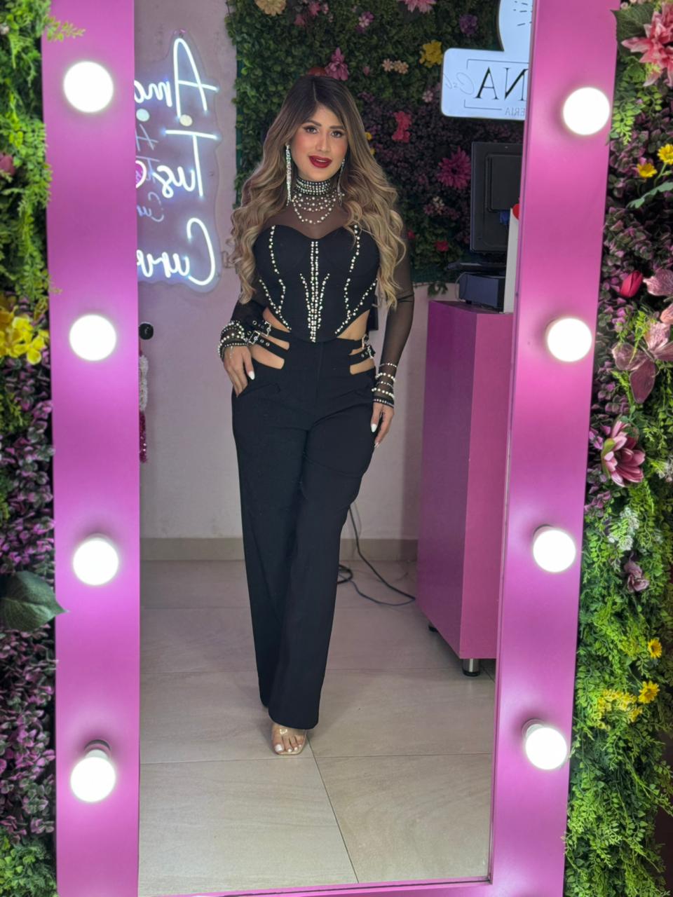 Pantalón negro con cintos