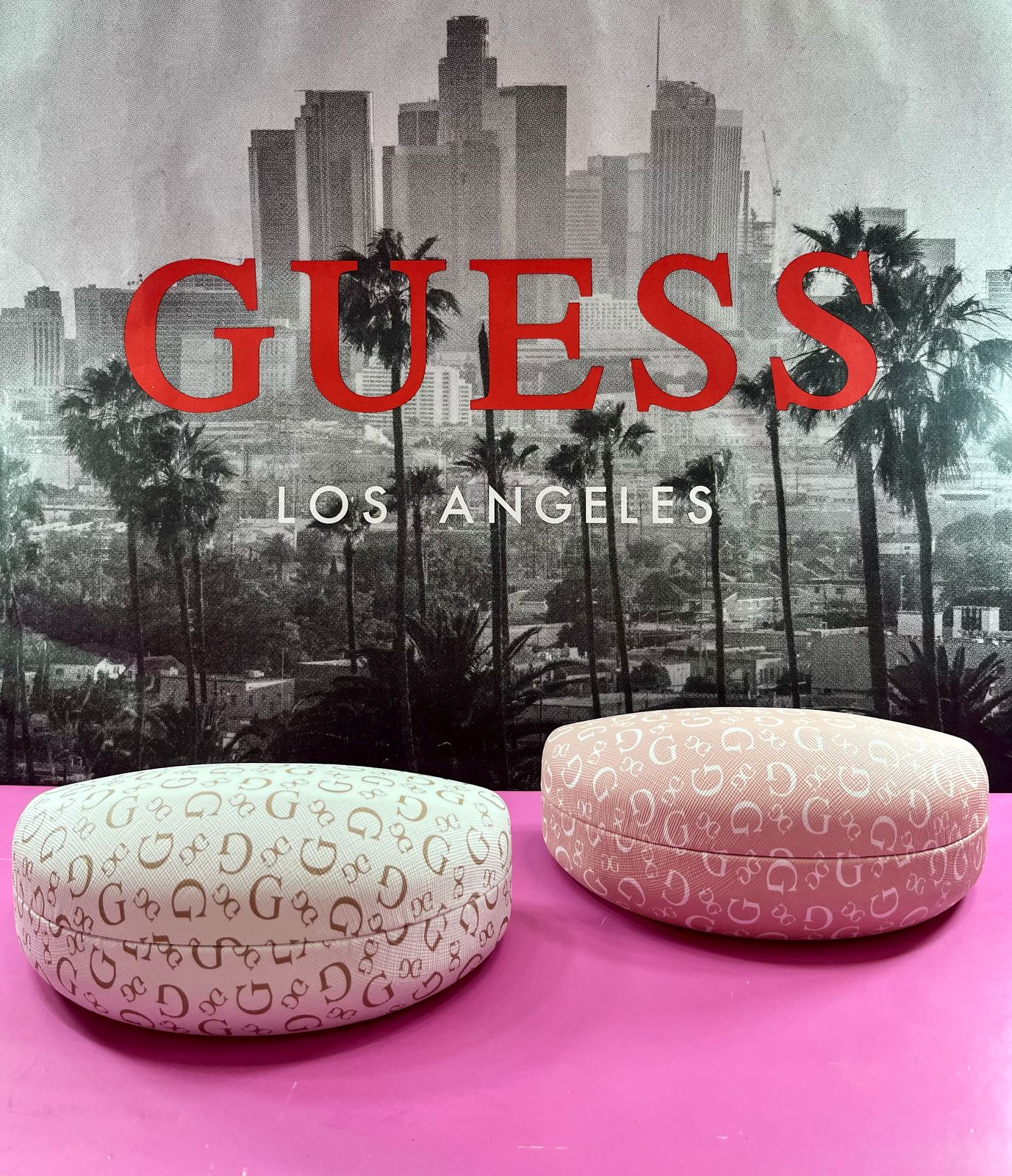 Estuche blanco con café para lentes “Guess”
