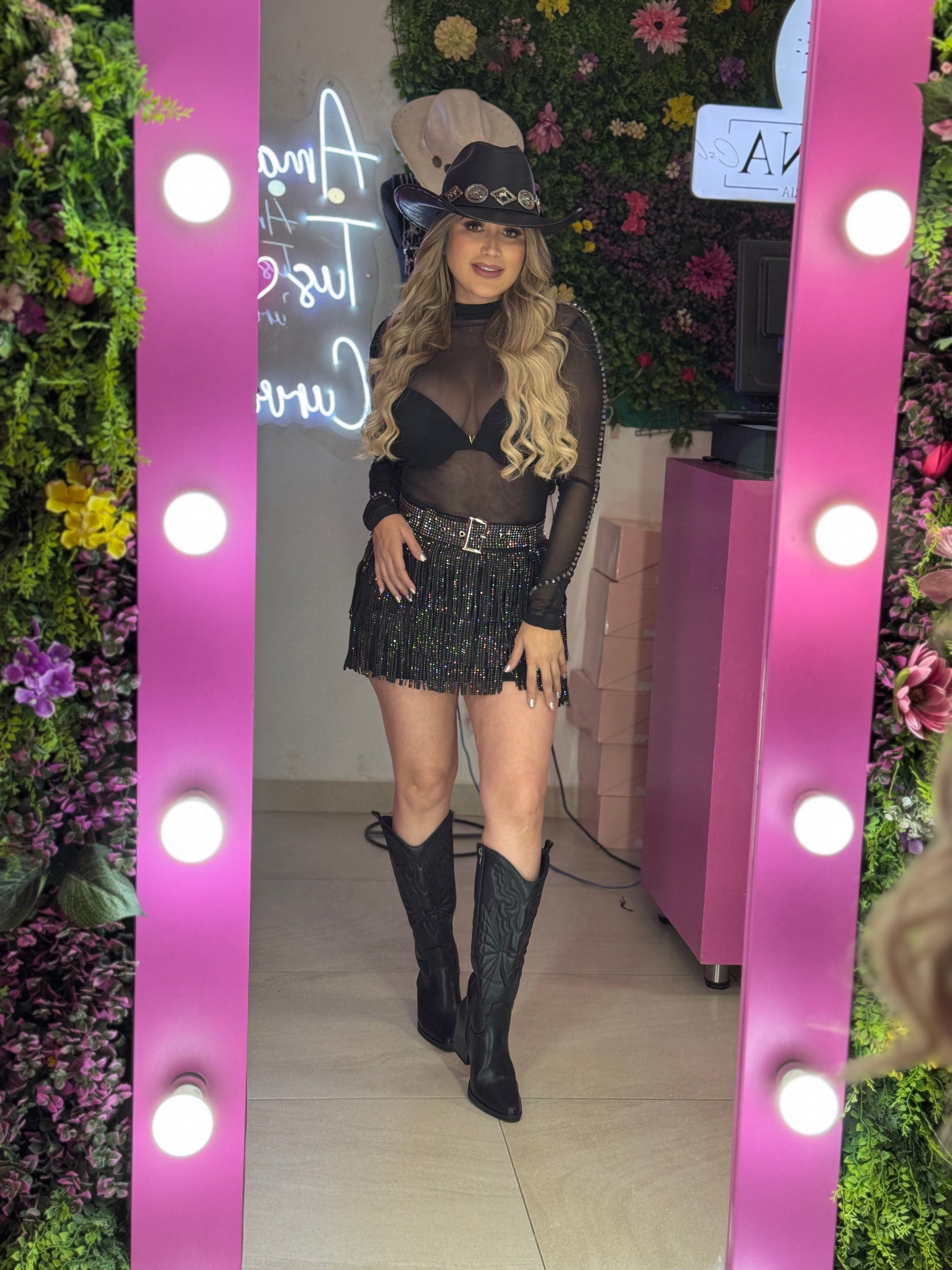Blusa mesh negra con brillos en la manga