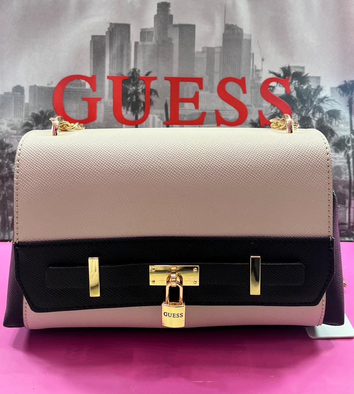 Bolsa nude con herrajes dorados GUESS