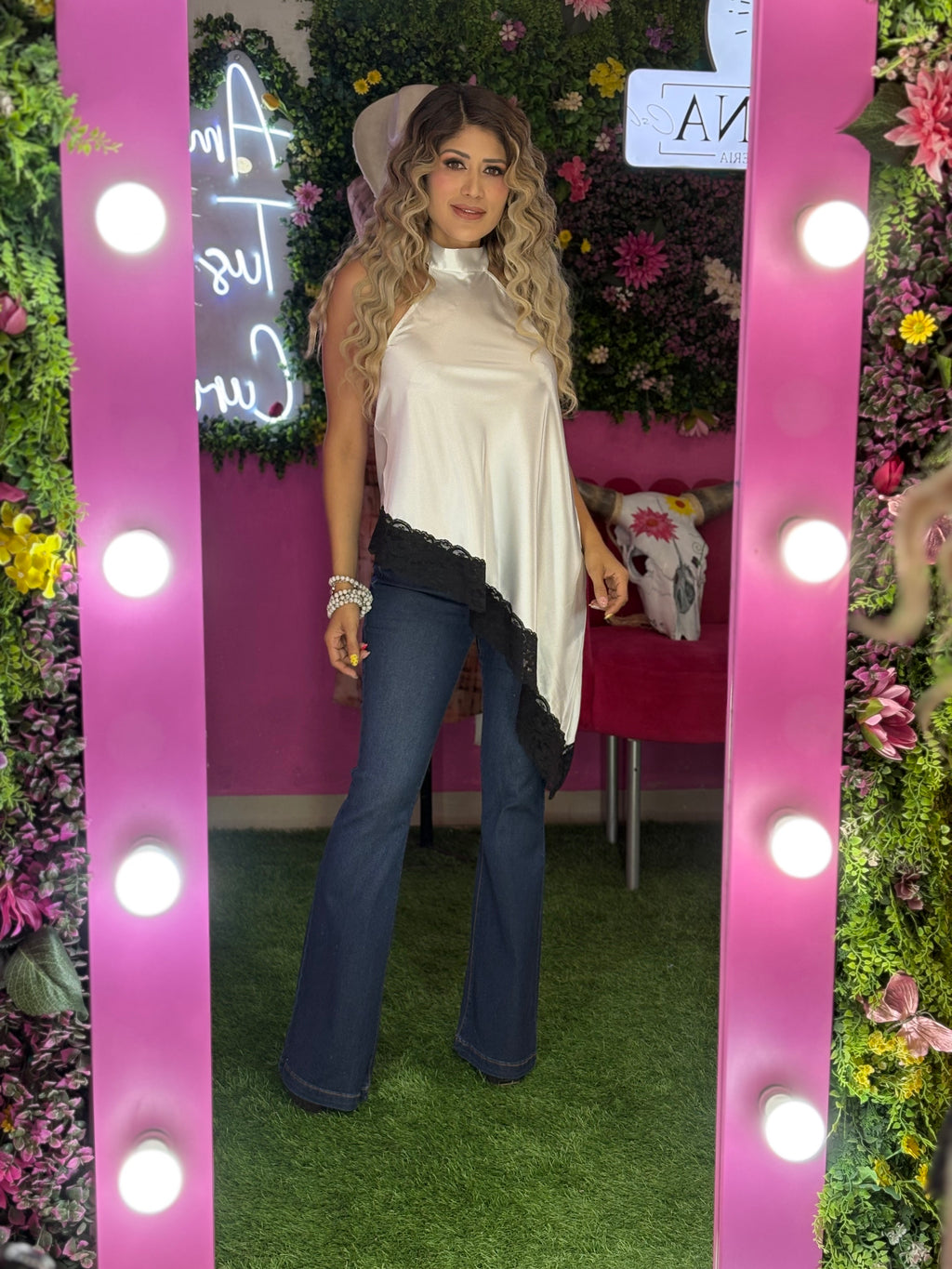 Blusa blanca asimétrica con encaje