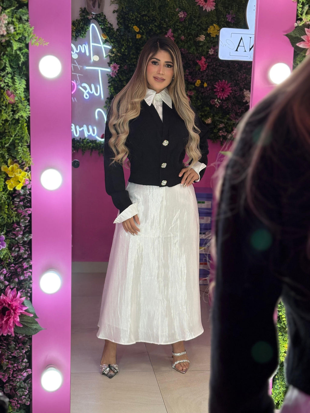 Set de suéter negro y falda larga blanca