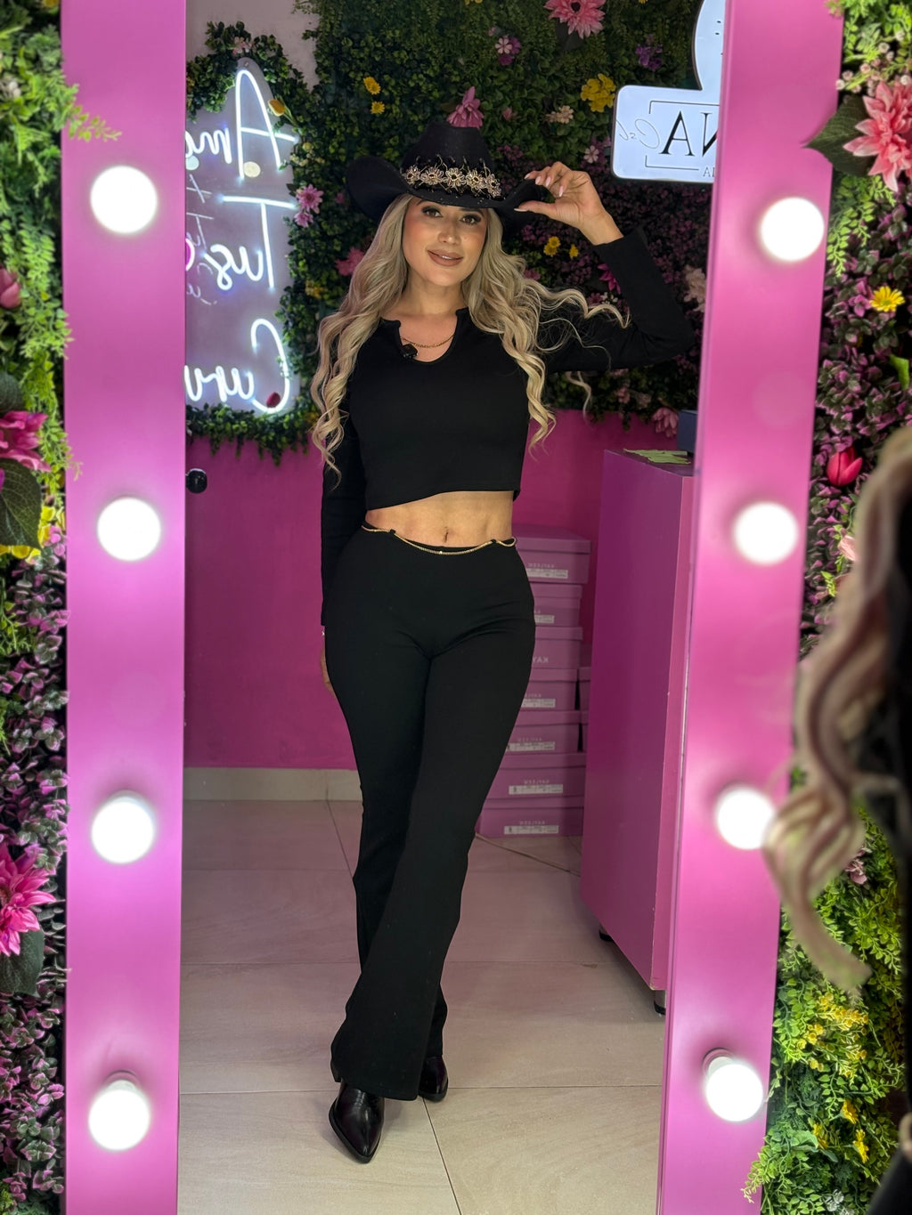 Set negro con detalles dorados