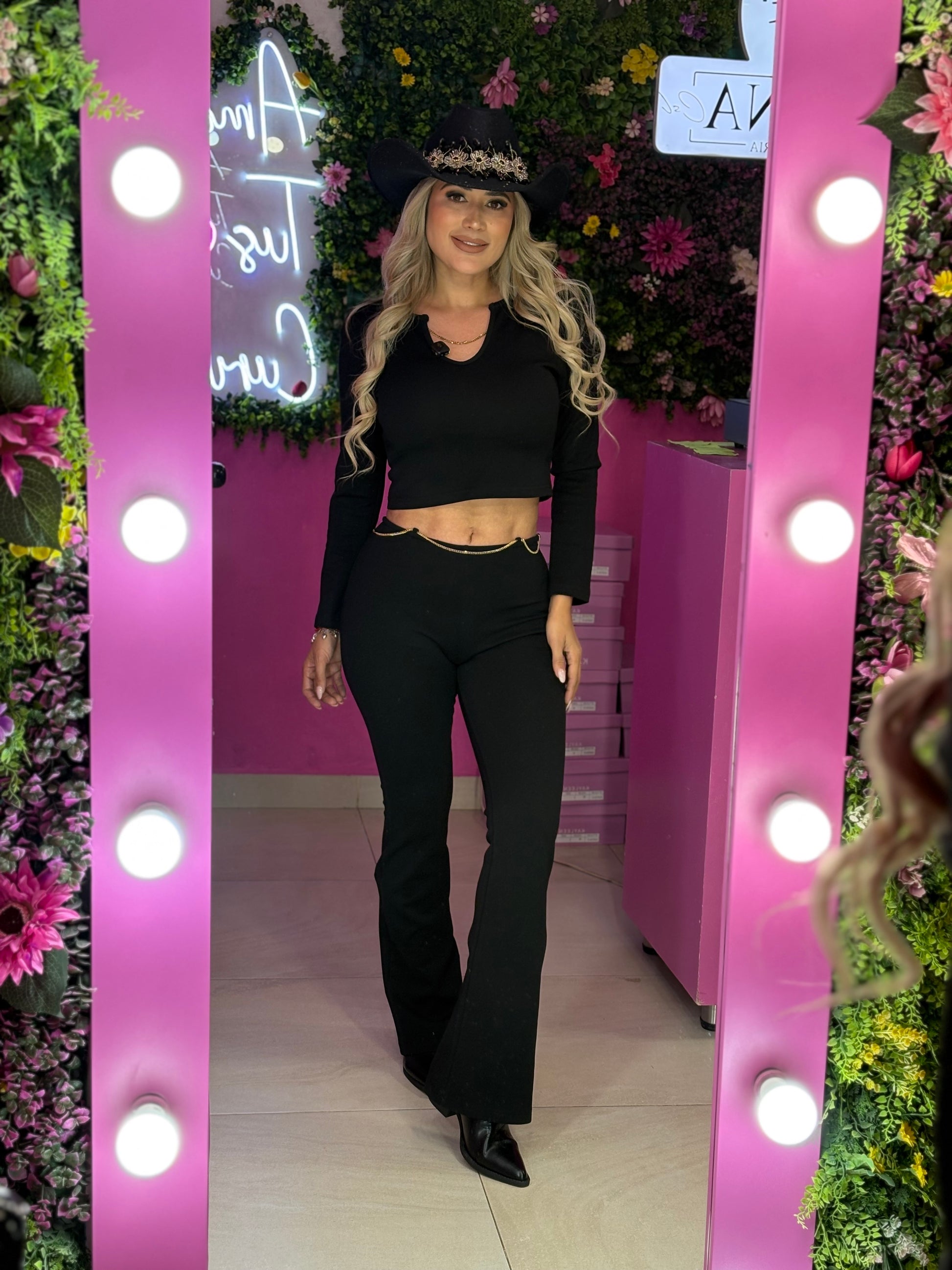 Set negro con detalles dorados