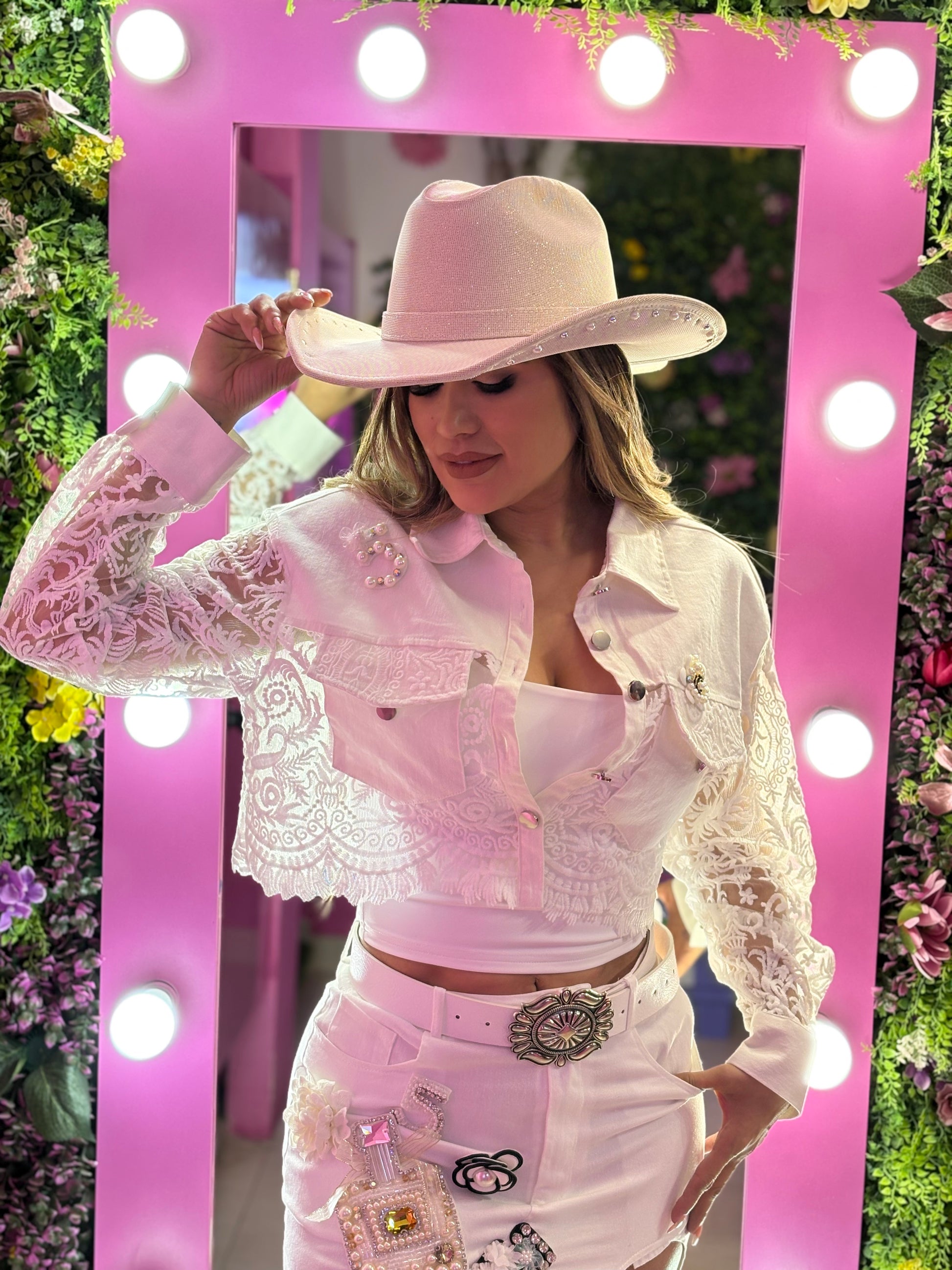 Chamarra blanca con apliques y encaje